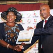Dr-Florence-Wambugu-receives-DIAR-AWARD